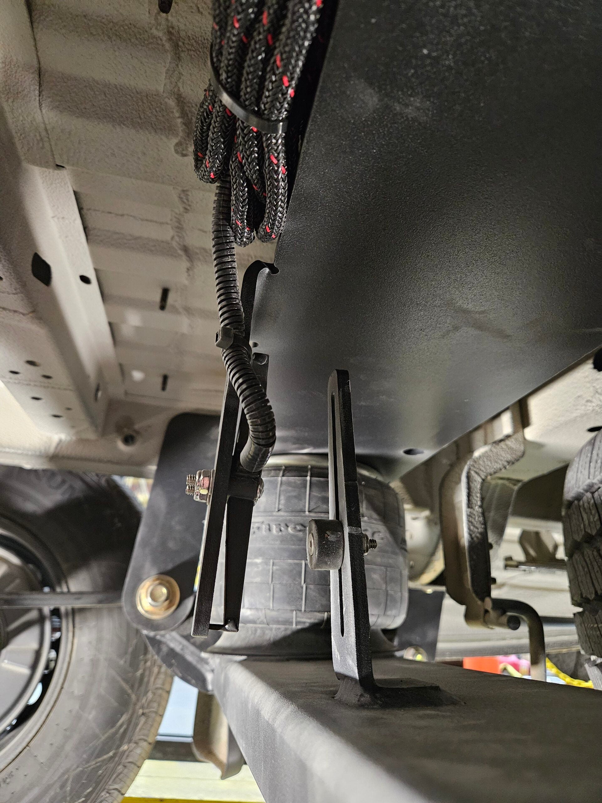 2015+ Mercedes-Benz / Freightliner Sprinter 2500 SRW – 2-Stage Rear Air Suspension