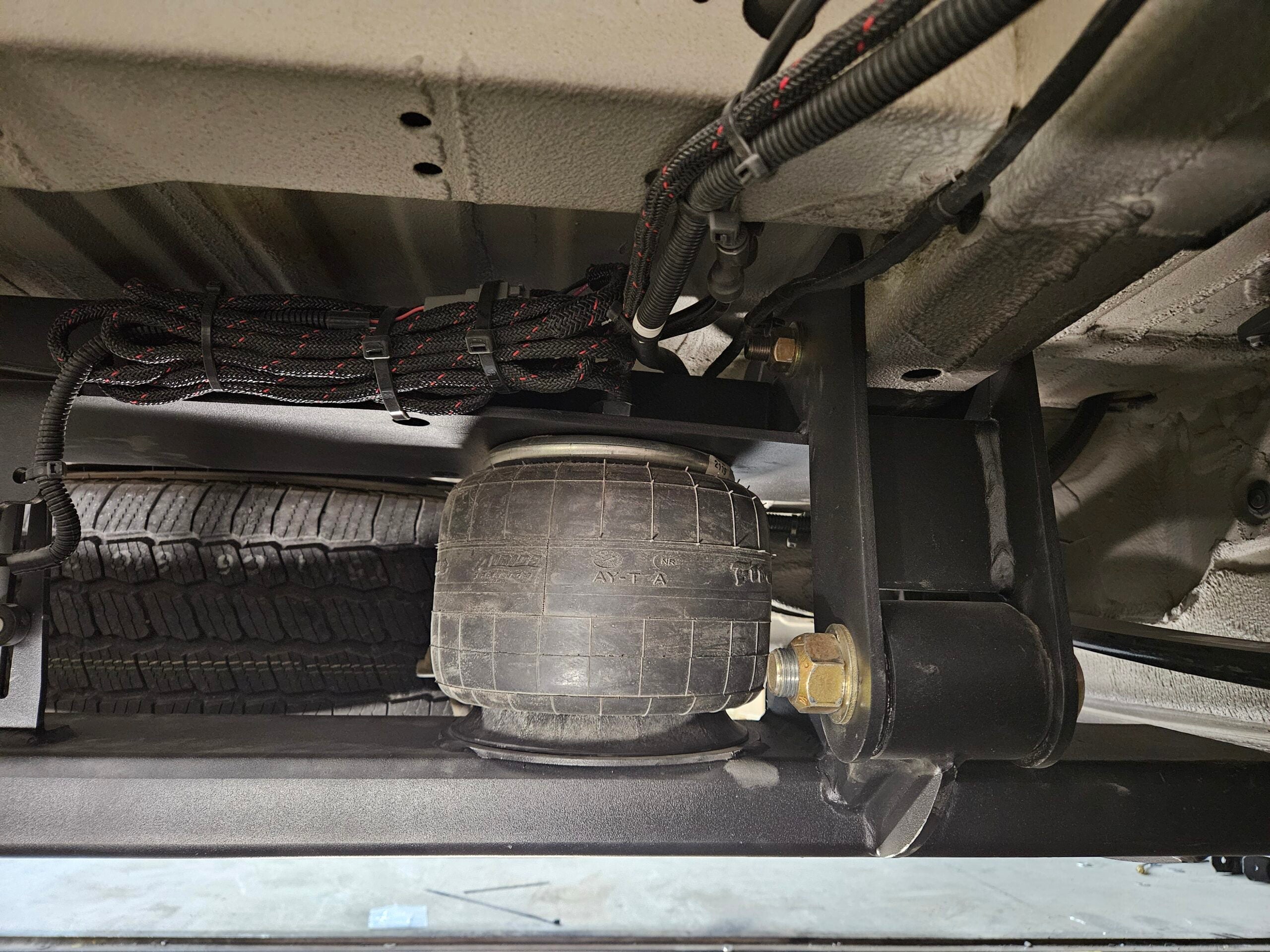 2015+ Mercedes-Benz / Freightliner Sprinter 2500 SRW – 2-Stage Rear Air Suspension