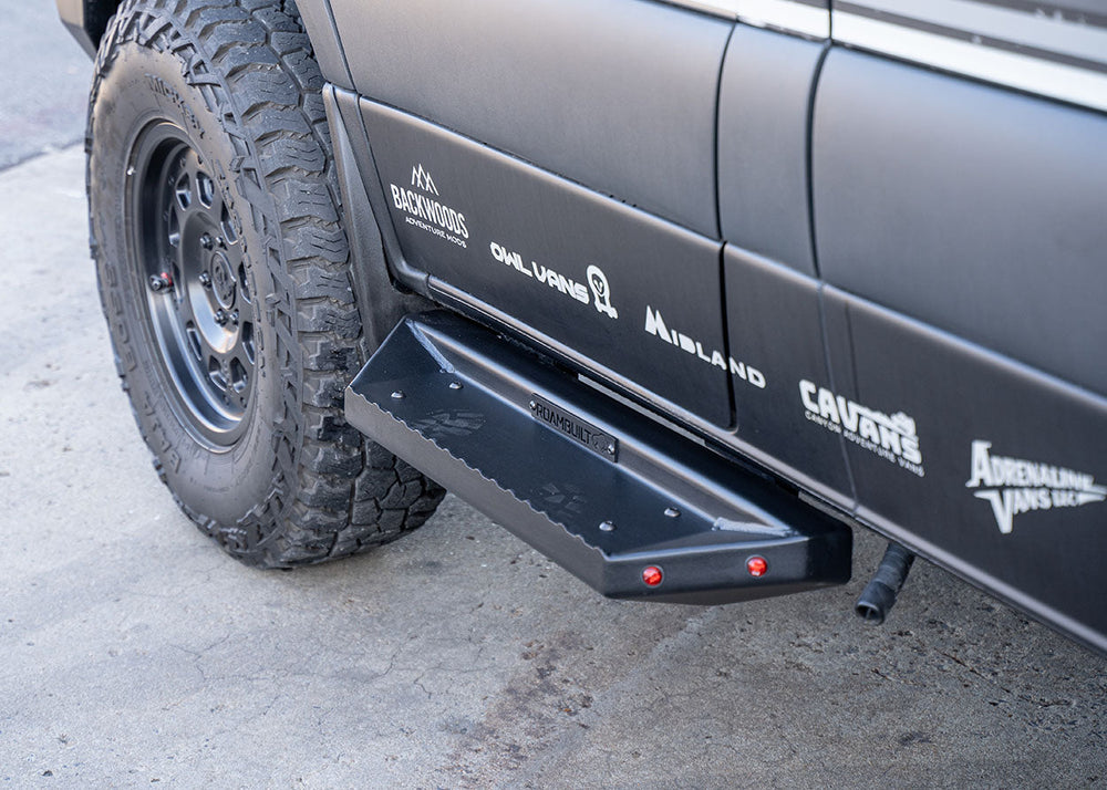 Universal ROAMBUILT flat short side step for Mercedes Sprinter – fits driver or passenger side; black aluminum with raised grip edge for traction.