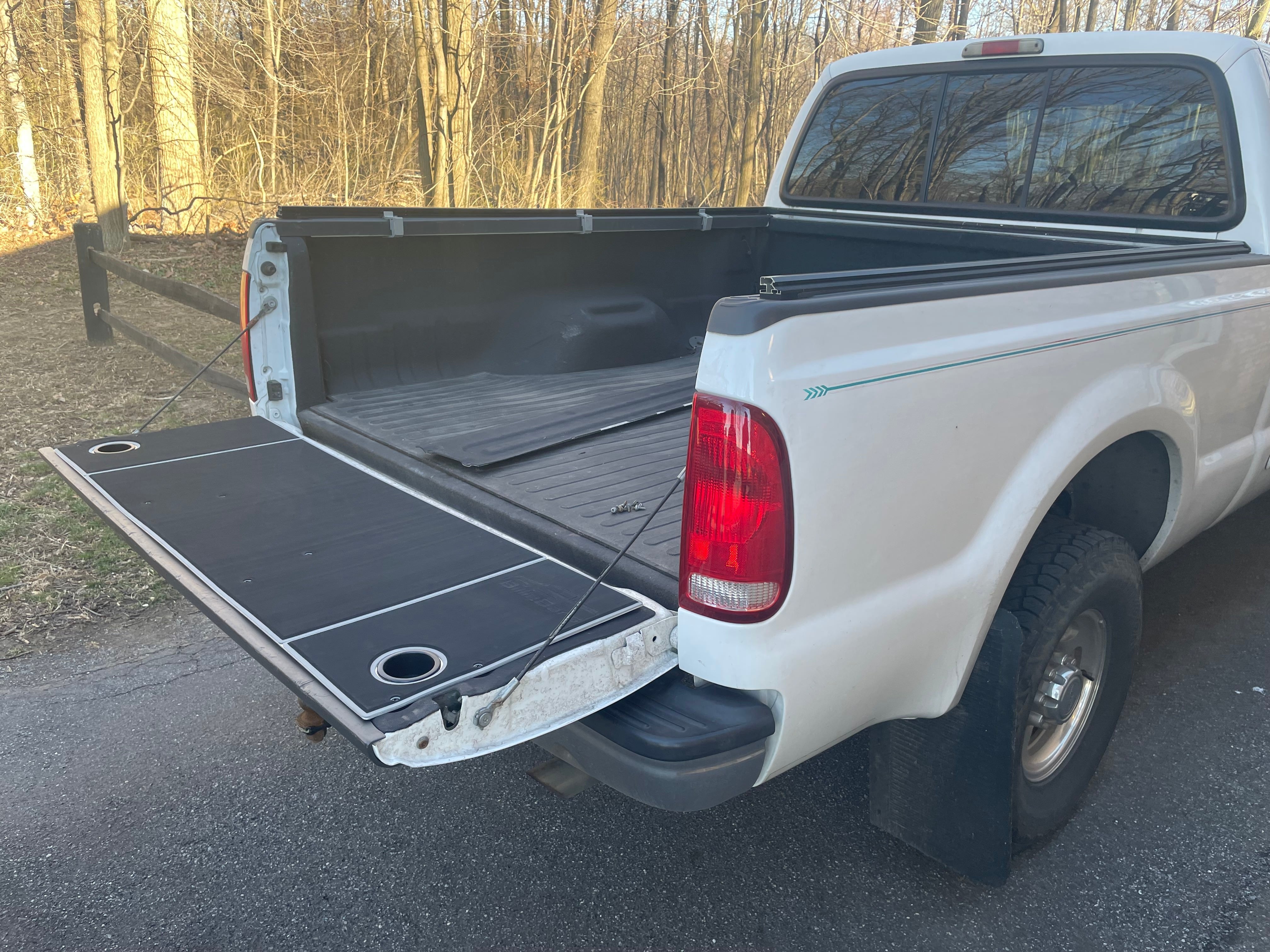 BillieBars Tailgate Cover – F150 / F250 / F350 (1999–2007)