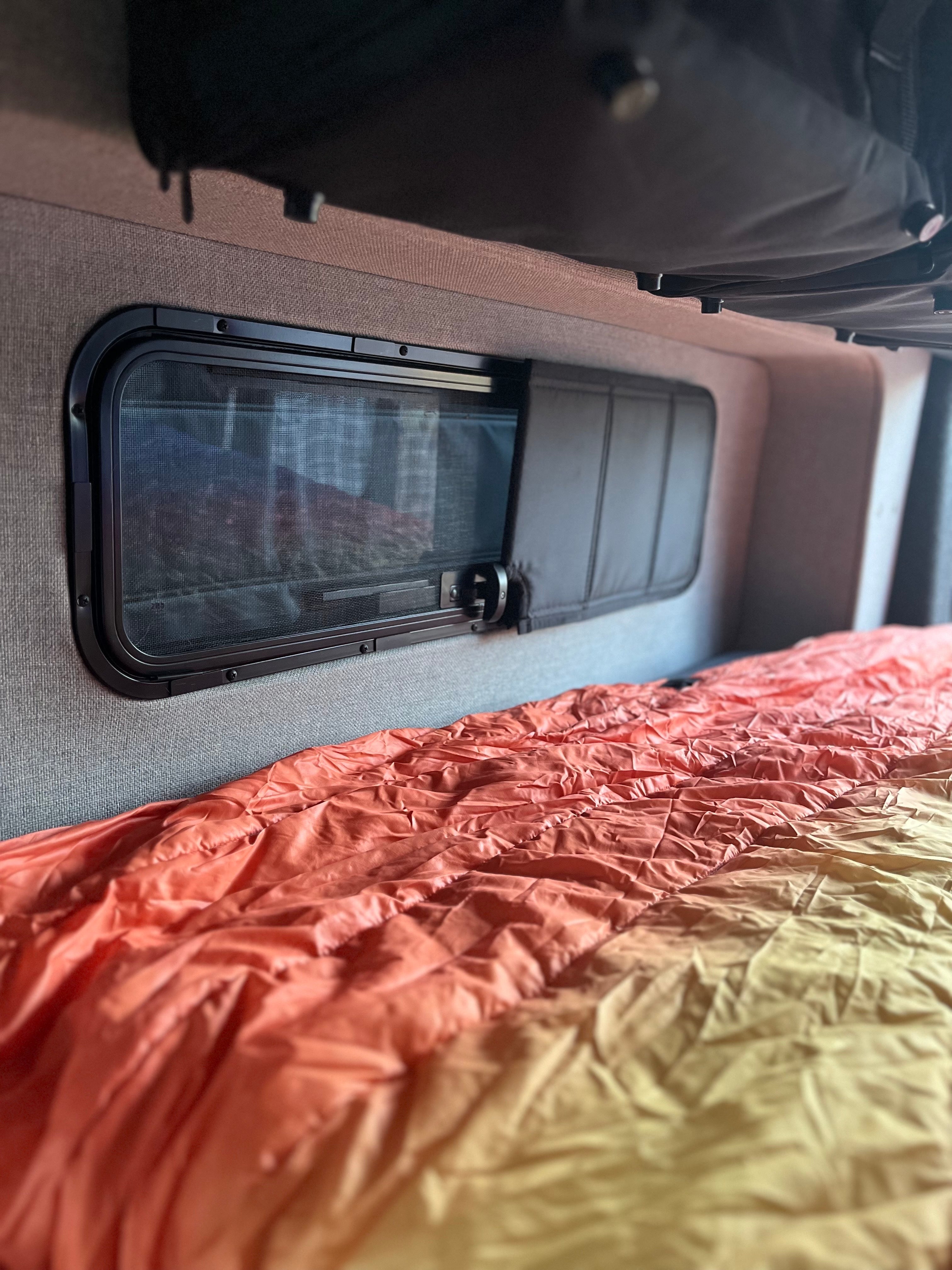 Universal - Awning Bunk Window Shade