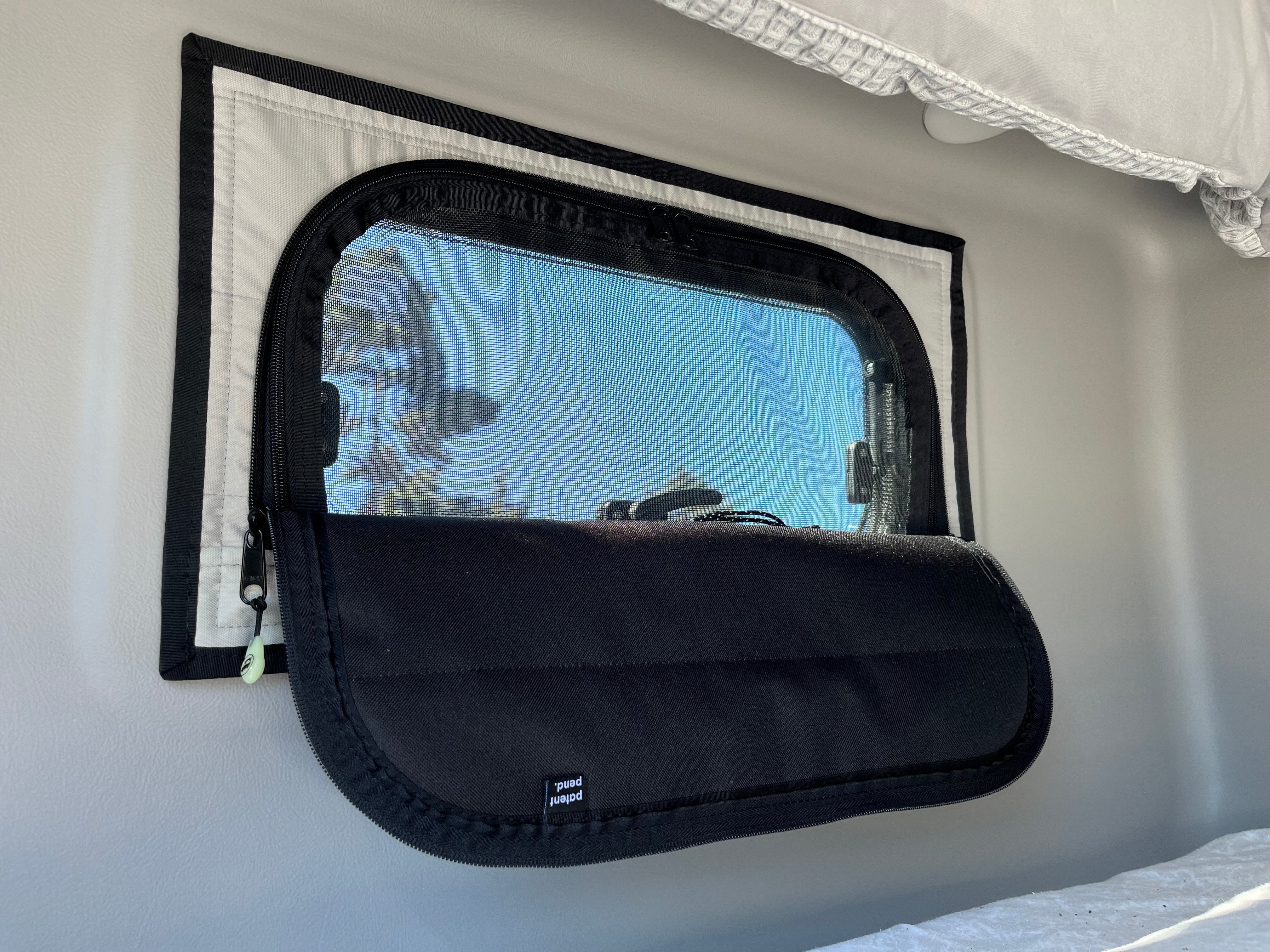 Tiffin GH1  - Bunk Window Zipper Shade