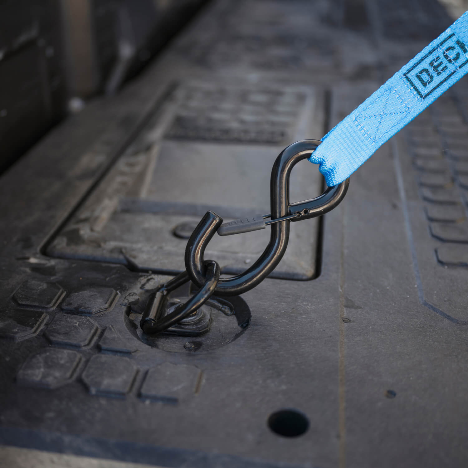 [XF6, XF7, XG5, XG9, XG10, XR5, XS4, XS5] A ratchet strap attached to one of the Drawer System's D-ring Tie Downs.