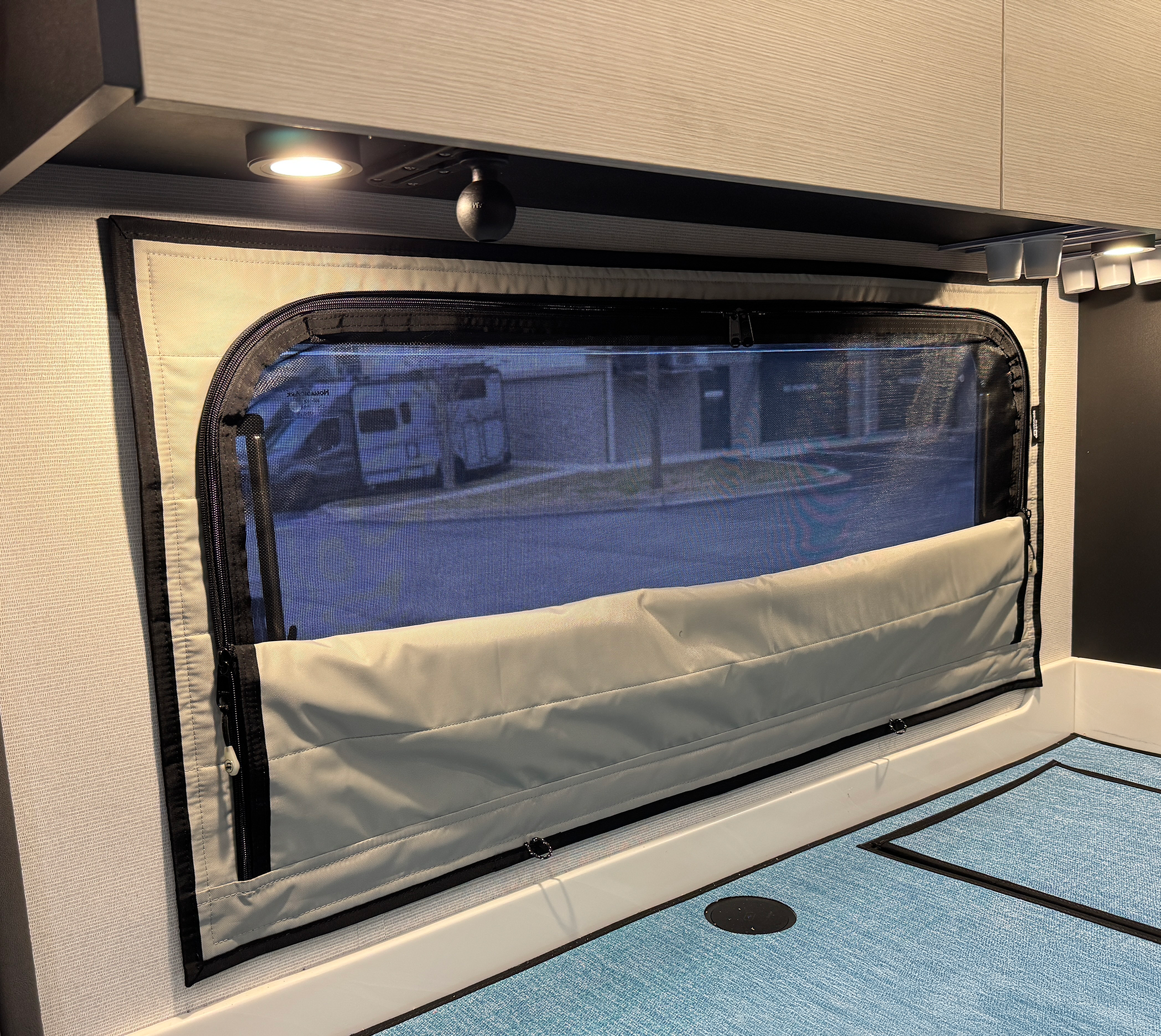 Tiffin Open Trail - Dinette Zipper Shade