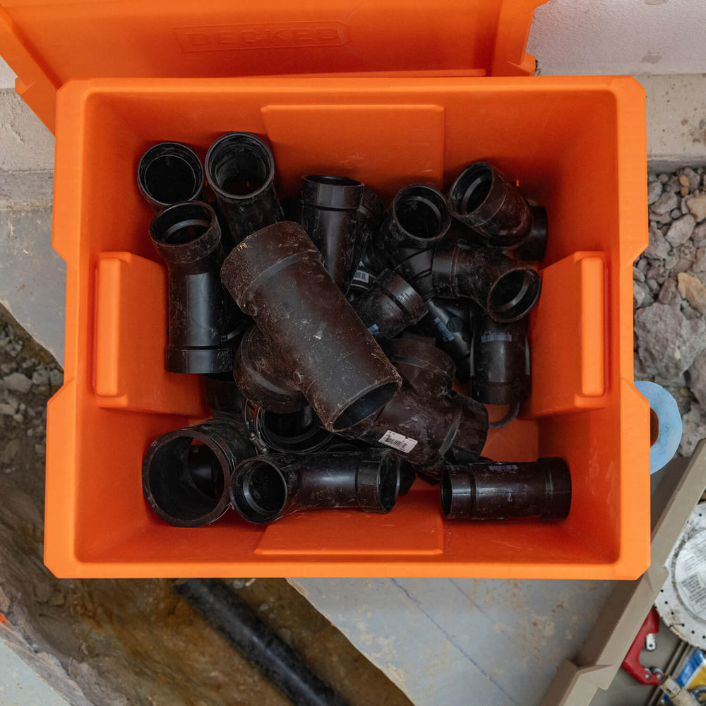 [A0041-DBIN-ORG, A0040-DBIN-ORG] Small pieces of pipe inside of a DECKED Payloader Bin.