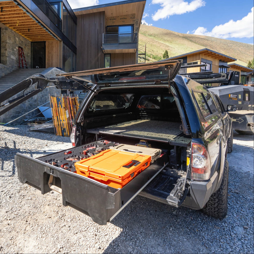 [A0152-PZFM-VYLG, A0153-PZFM-VYST] Tools and D-co cases neatly organized next to the Piecekeeper PuzzleFoam inside of a midsize DECKED Drawer System.
